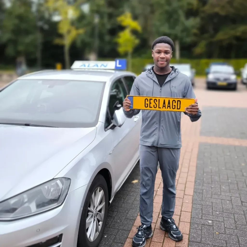 Tahir is vandaag GESLAAAGD voor het rijexamen! Nu begint een nieuw hoofdstuk van zelfstandigheid en vrijheid. Veel succes en plezier onderweg!
